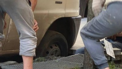 У центрі Львова провалився бус (ФОТО, ВІДЕО)