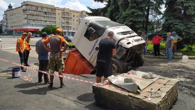 У Житомирі вантажівка провалилася під асфальт (ФОТО)