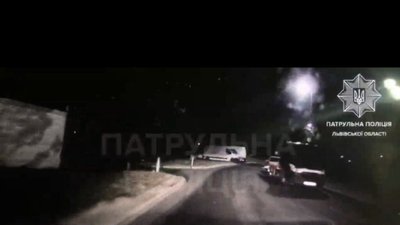 У Львові 34-річний водій розбив свій автомобіль (ВІДЕО)