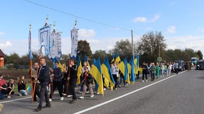 Львівщина навколішки зустріла тіло загиблого захисника (ФОТО)