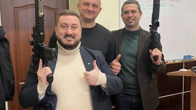 Начальник юрвідділу Львівської облради взяв до рук зброю