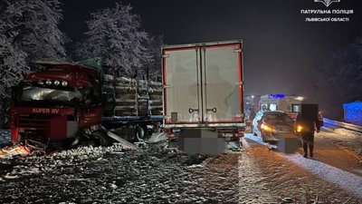 На Львівщині вантажівка не розминулись із автомобілем, є потерпілі (ФОТО)