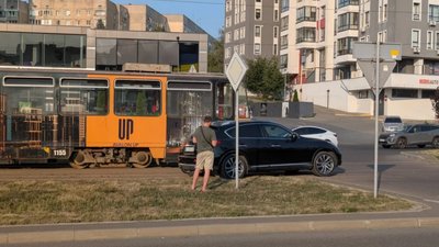 У Львові автомобіль не розминувся із трамваєм