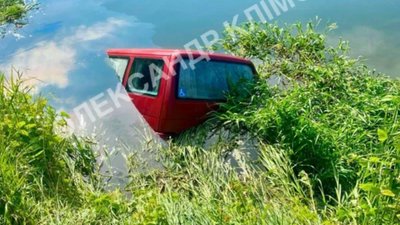 На Львівщині автомобіль втопився у річці (ФОТО)