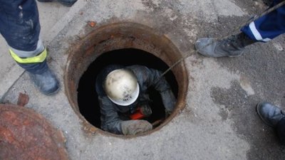 У Жовкві чоловік вижив після падіння у триметровий каналізаційний відстійник