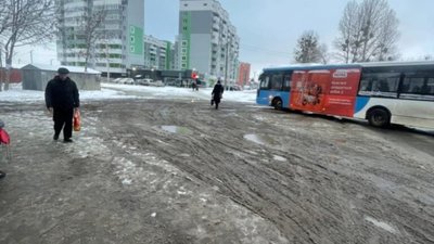 У Львові маршрутки зупиняються у болоті