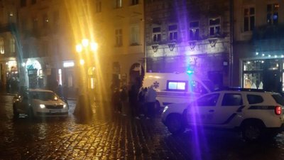 Біля львівської Ратуші на мокрій бруківці впала і розбила голову дівчина (ФОТО)