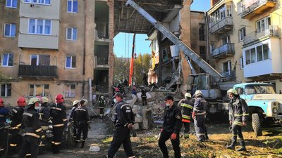 Маму з двома дітьми повезли на реабілітацію до Львова, - з'явились подробиці обвалу у Дрогобичі