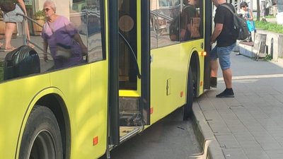 У Львові водії автобусів не вміють заїжджати на зупинку (ФОТО)