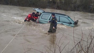 У Славському течія річки знесла автівку під час спроби водія перетнути брід (ВІДЕО)