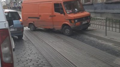 У Львові на Городоцькій бус вилетів на тротуар (ФОТО)