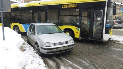 У Львові через острівець безпеки зупинився рух на Шота Руставелі (ФОТО)