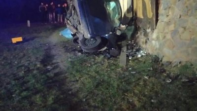 У Вінниці автомобіль влетів у стіну замку: водій загинув (ФОТО, ВІДЕО)
