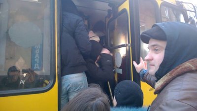 До Рудного курсують чотири автобуси замість двадцяти, які мають бути на маршруті - активісти