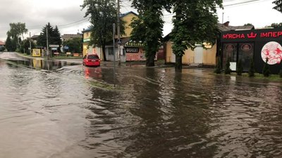 Брюховичі після зливи перетворились на Венецію (ФОТО)