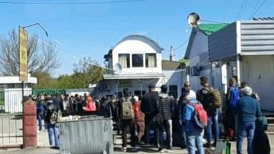 На пішому переході у "Шегинях" вишикувалась черга (ФОТО)