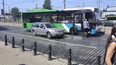 У Львові автобус не розминувся із автомобілем