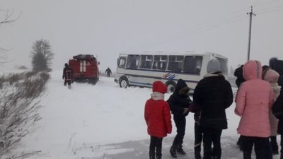 На Львівщині через сильний вітер обмежено проїзд на межі з Волинню (ФОТО)