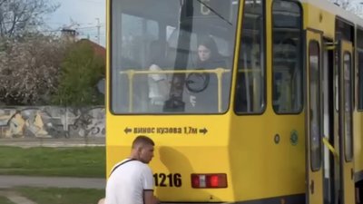 У Львові хлопець проїхався зайцем у трамваї (ВІДЕО)