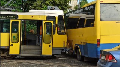 У центрі Львова трамвай в'їхав у маршрутку (ФОТО)