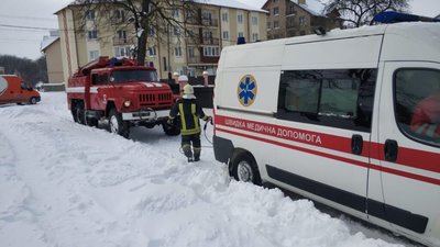 У Львівській області в снігах загрузло 5 карет швидкої допомоги (ФОТО)