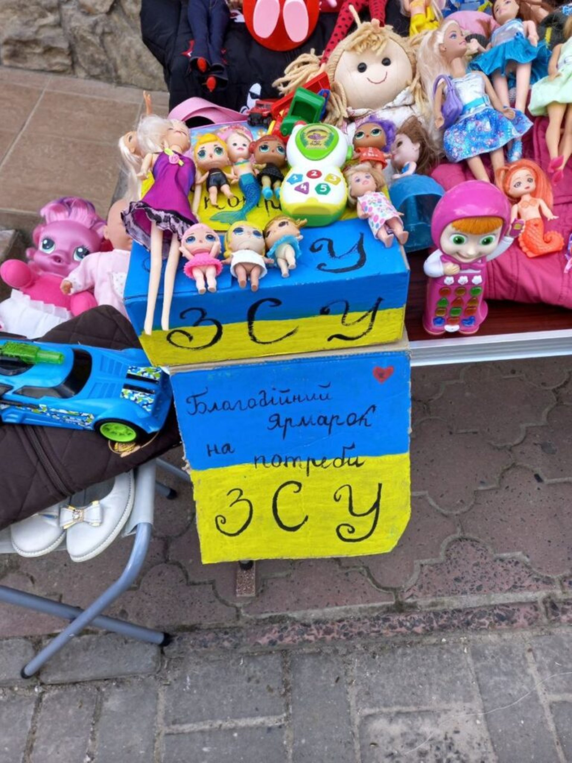 На Львівщині 9-річна дівчинка продала свої іграшки, аби допомогти ЗСУ