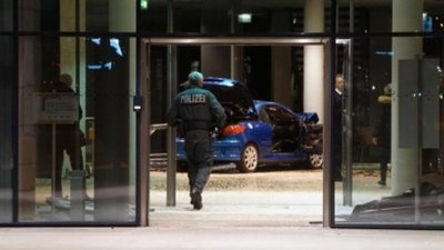 В Німеччині чоловік на авто протаранив штаб-квартиру партії соціал-демократів
