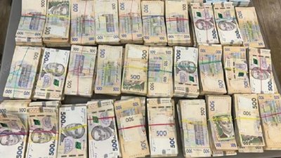 У Львові детективи БЕБ вилучили готівку та електронні цигарки на понад 26 млн грн