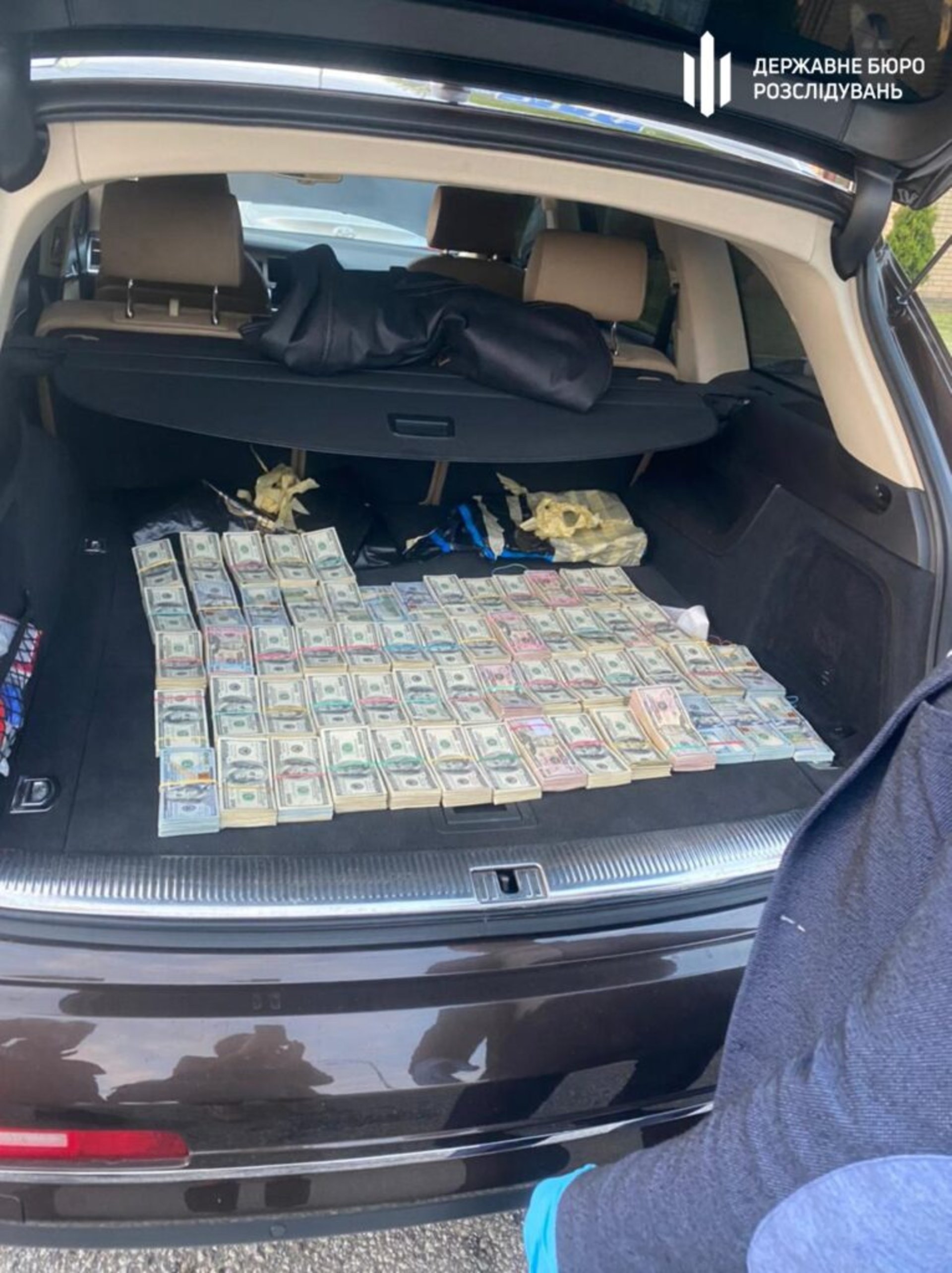 На Волинській митниці викрили масштабну корупцію: знайшли $700 тисяч