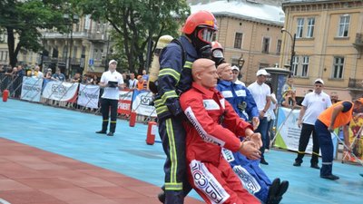 У центрі Львова сотні рятувальників змагаються за звання кращого (ФОТО)