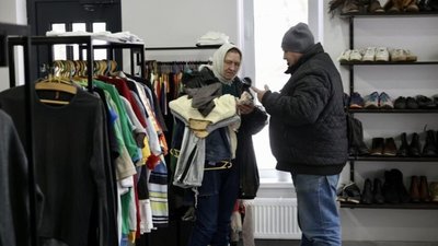 Львів’ян просять приносити теплий одяг та взуття для бездомних людей