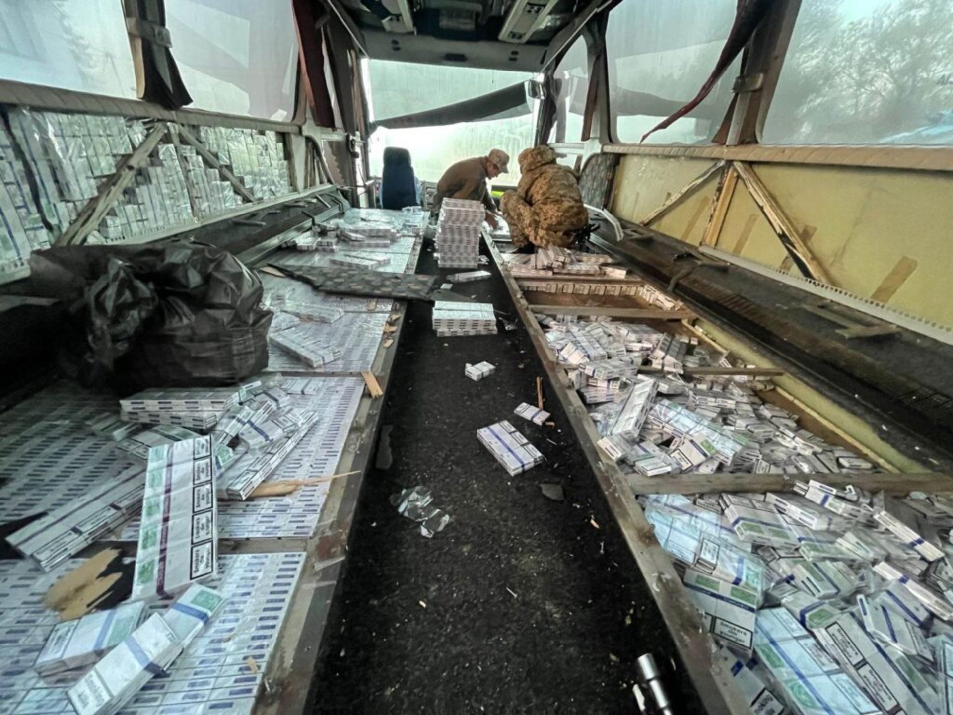 В Угорщину на термальні озера: прикордонники цілу ніч розбирали автобус через контрабанду сигарет
