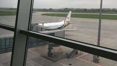Заручники на відпочинку: у львівському аеропорту туристів на три години закрили у літаку
