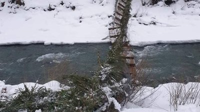 На Закарпатті обірвався міст з людьми (ВІДЕО)