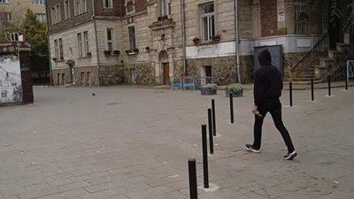 У Львові просять ліквідувати улюблені стовпчики урбаністів біля поліклініки (ФОТО)