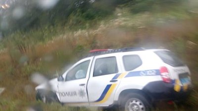Біля Львова автомобіль поліції потрапив у ДТП і злетів з дороги