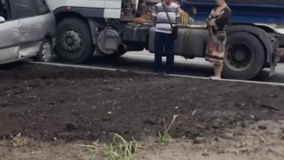 У Львові на кільці Богдана Хмельницького вантажівка не розминулась із автомобілем (ФОТО, ВІДЕО)