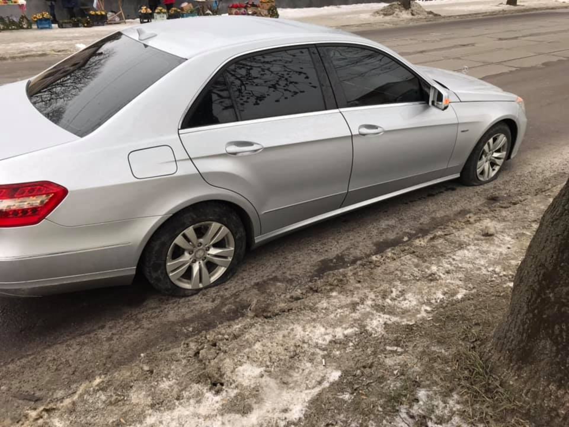 Як у Львові можна пошкодити автомобіль через поганий стан дороги. Фото Варта-1