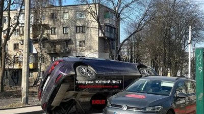 У Львові сталась дивна аварія (ВІДЕО)