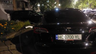 У Львові у спальному районі із квартири заряджають "Теслу"