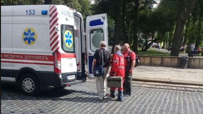 На вулиці Львова патрульні і муніципали врятували перехожого (ФОТО)