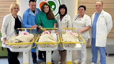 У Львівському обласному клінічному перинатальному центрі виписали трійню сестричок