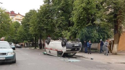 В Івано-Франківську перекинулась карета швидкої допомоги (ФОТО)