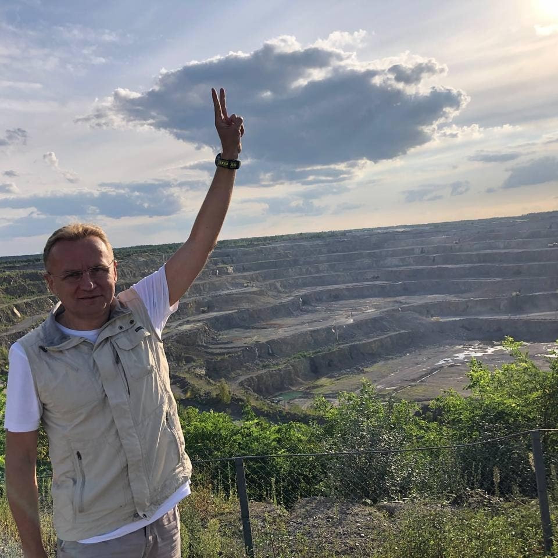 Поїхав у турне: Садовий фотографується із мешканцями Рівненщини