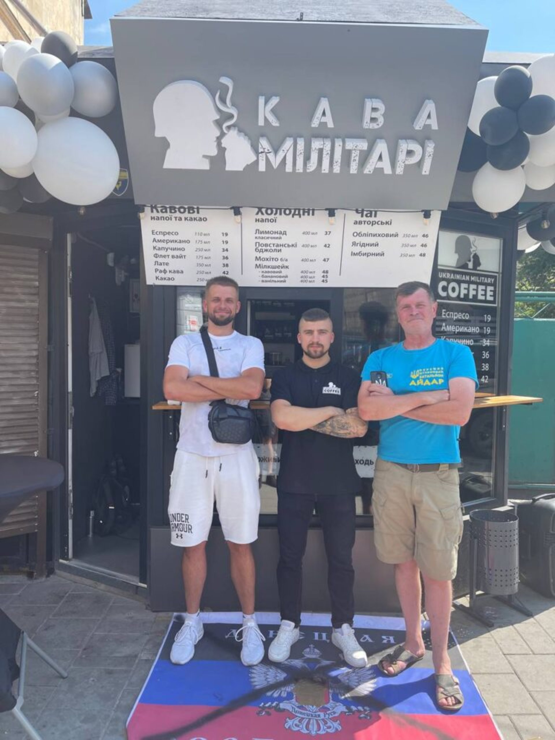 У Львові кафе постелило під ноги прапор ДНР, фото ФБ Володимир Штурм