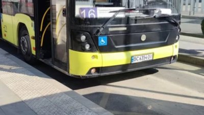 У Львові в автобусі розлили фарбу (ВІДЕО)