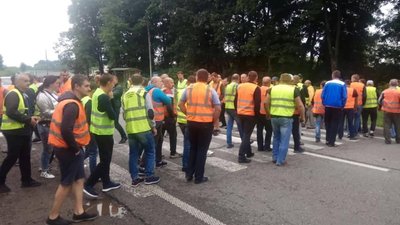 Як на Львівщині водії та власники фур протестували та дорогу перекривали