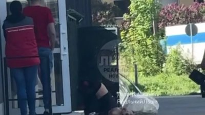 У Львові на вулиці гуляв голий чоловік (ВІДЕО)