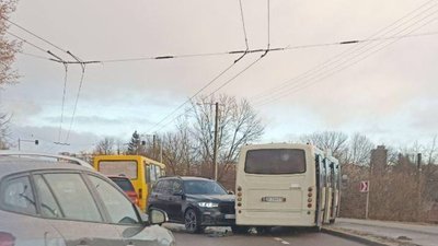 У Львові маршрутка не розминулась із BMW
