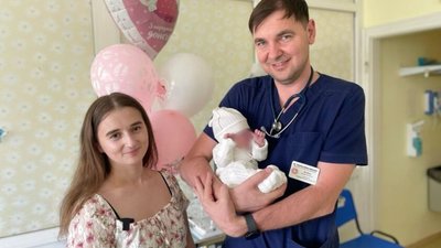 У Львові лікарі за 4 місяці виходили крихітне маля